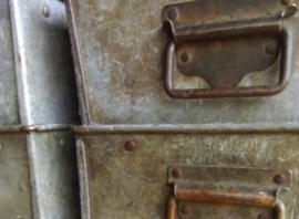 Brocante Metalen Koffers & Kisten & Magazijnbakken