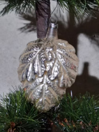 Oude Antieke Kerstbal 10002 Blad met Eikeltjes Dubbel