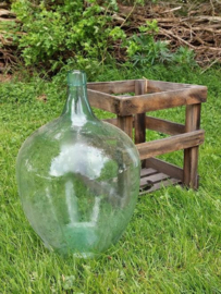 Oude Vintage Gistfles 25 Liter in Houten Krat