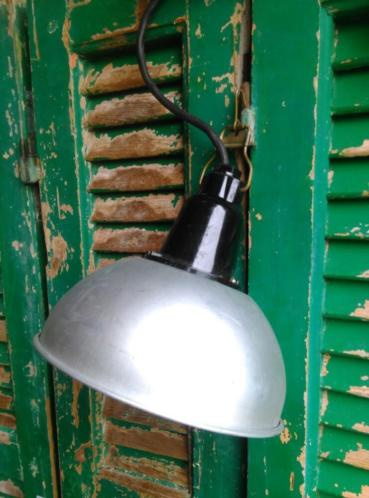 Oude Vintage Industriele Lamp Hanglamp aan het Leger | Brocante en Industriele Verlichting | Aan de Punt