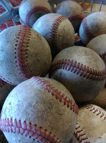 Oude Brocante Honkbal Baseball Bal | Brocante Sport Items | Aan de