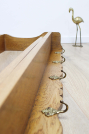 Houten vintage bordenrek met haken. Brocante rek voor aan de muur.