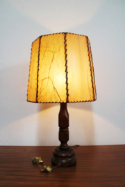 Brutalist  lamp met lederen kap. Houten vintage tafellamp - Wabi Sabi stijl