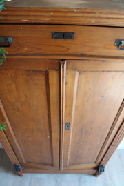 Antieke houten meidenkast. Vintage kast met planken en brede lade.
