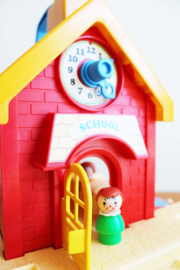 Vintage Fisher Price school huis met speeltuin. Origineel retro speelgoed