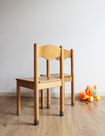 Set houten vintage schoolstoeltjes. Retro peuter / kleuter stoel