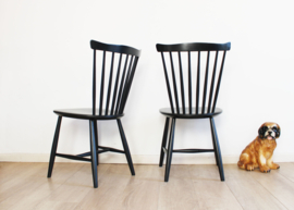 2 Scandinavische vintage spijlenstoelen. Zwarte houten retro stoelen, Hagafors?