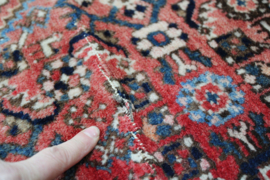 Handgeknoopt Oosters kleed rozig/rood. Uniek vintage tapijt