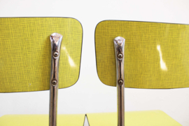 Set van 2  gele vintage stoelen. Retro formica stoeltjes - geel