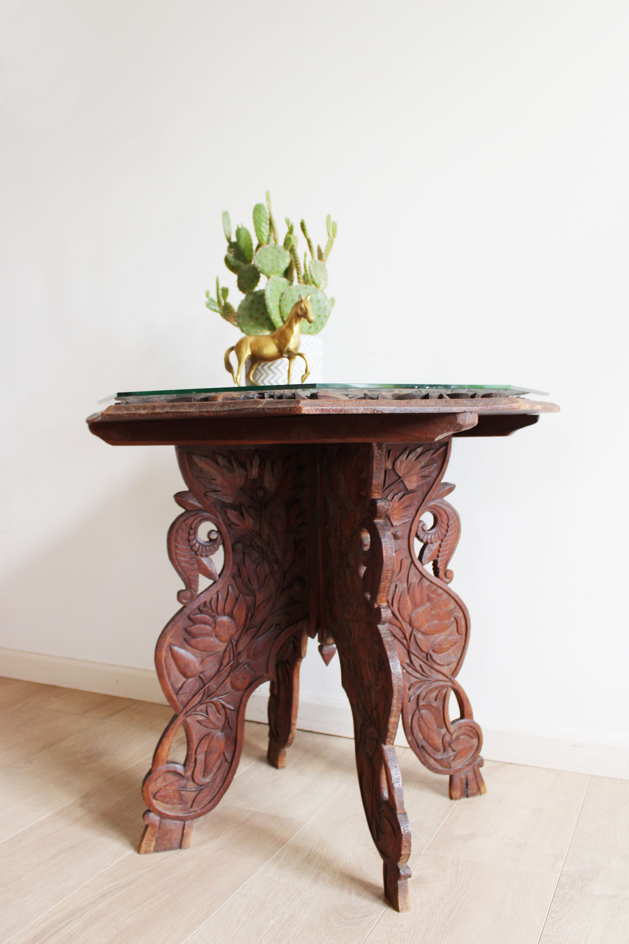 Prachtig Oosters tafeltje met houtsnijwerk. Houten vintage Boho bijzet tafel.