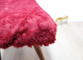 Vintage voetenbankje met rood pluche. Houten retro kruk/luiwammes