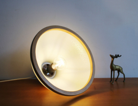 Witte vintage hanglamp met houten details. Steinhauer? Retro lamp