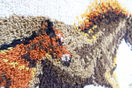 Groot handgeknoopt paneel met paarden. Ingelijst XXL vintage wandkleed