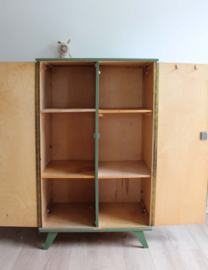 Groene vintage kledingkast. Houten retro kast / linnenkast
