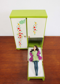 Vintage Lesly kledingkast met opklapbed voor Barbie/Sindy. Retro speelgoed kast
