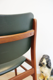 Houten vintage stoel met groen skai leer. Mid Century eetkamerstoel