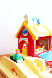 Vintage Fisher Price school huis met speeltuin. Origineel retro speelgoed