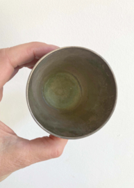 Set antieke tinnen (?) bekers. Vintage mokken/kopjes met wijnranken