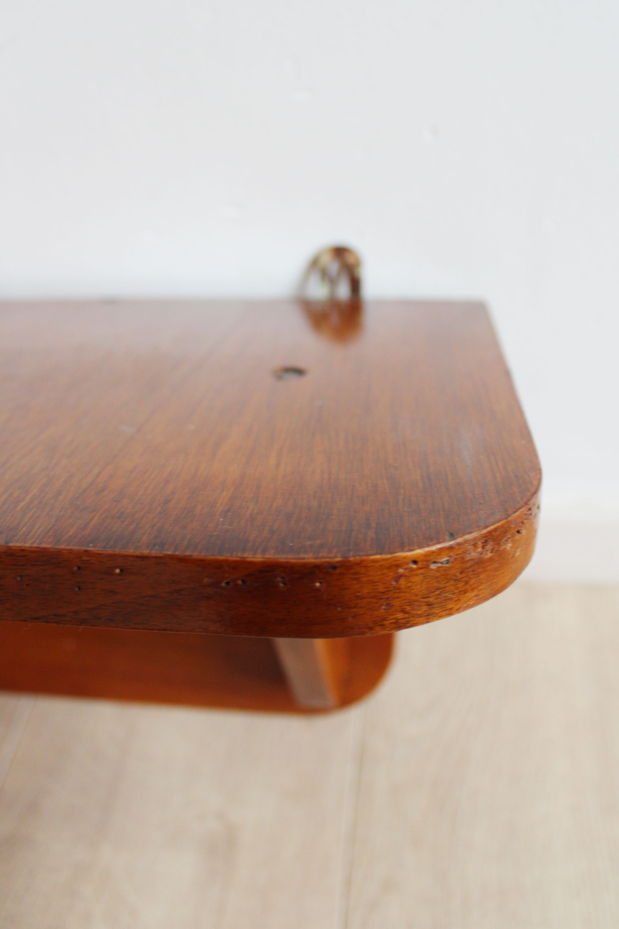 Houten vintage plankje. Retro schapje voor aan de wand