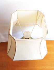 Vintage vaaslamp met roze bloemen. Keramieken lamp met kap