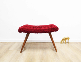 Vintage voetenbankje met rood pluche. Houten retro kruk/luiwammes