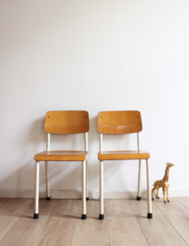 Set stoere vintage schoolstoeltjes.  2 industriële retro stoeltjes, zithoogte 41 cm.