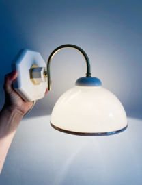 Wit vintage wandlamp met gouden details. Retro lampje - Boni design