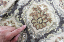 Twee vintage gordijnen met gebloemde barok print . Set lange retro overgordijnen