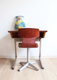 Vintage bureautje met schoolstoel. Retro lessenaar met stoel - Galvanitas
