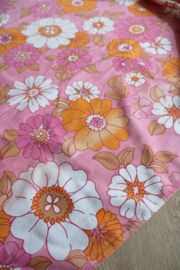 Super groot vintage laken met bloemen. Oranje / roze seventies stof / retro beddengoed