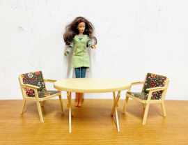 Vintage tuinset voor Barbie of Sindy. Retro tafel met stoelen