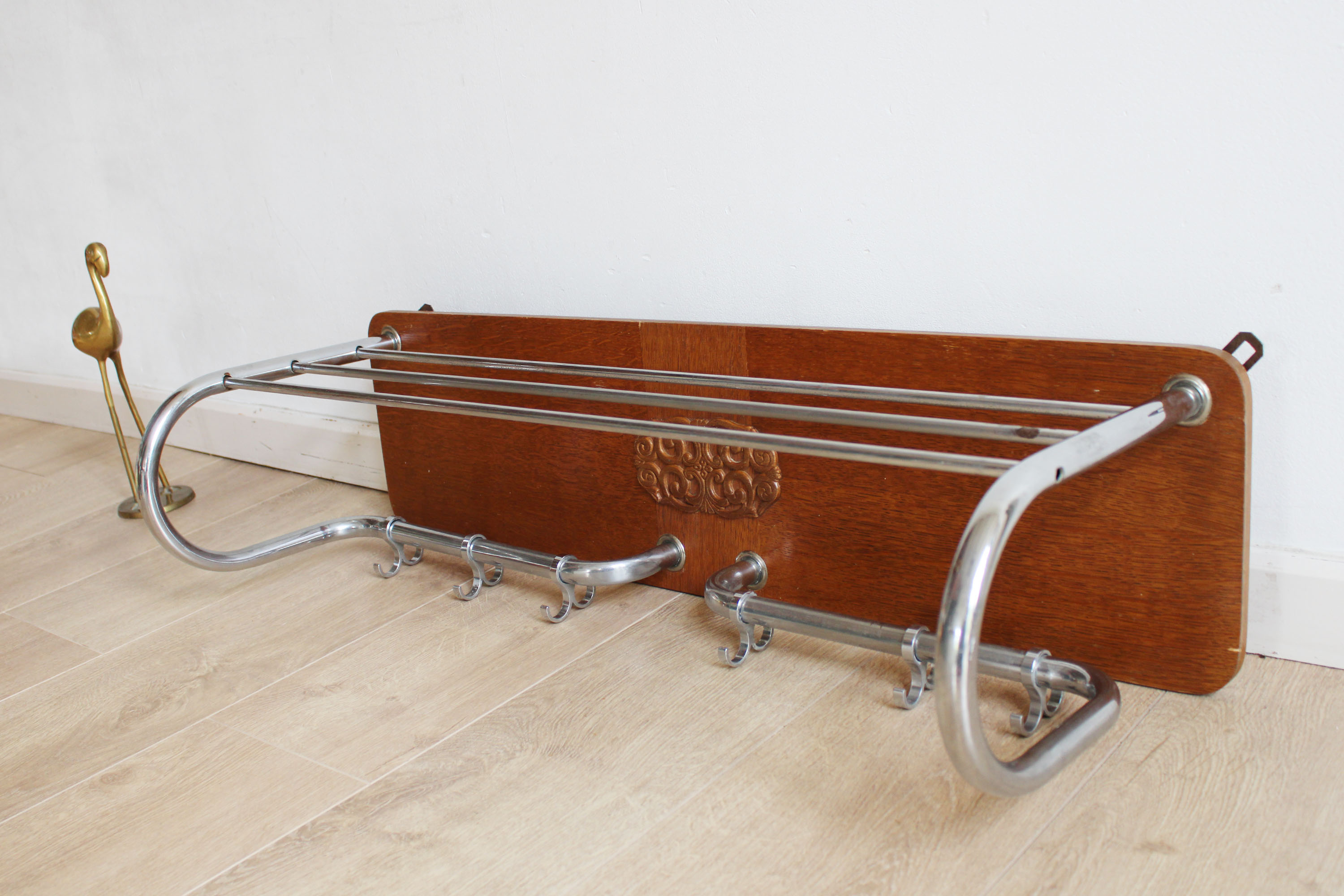 Vintage wandkapstok van hout en metaal. Retro Art Deco stijl kapstok