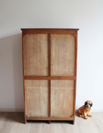 Grote antieke archiefkast met roldeuren. Houten vintage rolluikkast