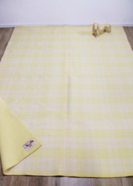 Grote gele vintage deken van Aabe. Wollen retro sprei - 183 x 235 cm.