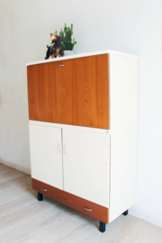 Vintage commode met opklapbaar blad. Houten retro kast, jaren 60.
