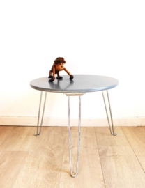 Ronde vintage bijzettafel op hairpin poten. Retro inklap tafeltje