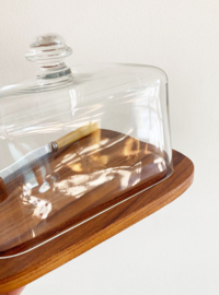 Glazen kaasstolp op teakhouten plateau. Scandinavisch design - Akta Teak
