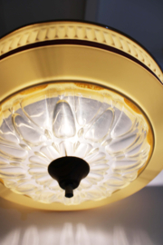 Vintage plafondlamp met houtlook details. Mid Century retro design lamp.