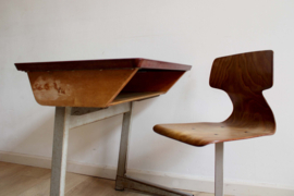 Vintage bureautje met schoolstoel. Retro lessenaar met stoel - Galvanitas