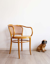 Houten vintage cafe stoel met armleuning. Retro stoeltje in Thonet stijl, model 210?