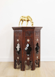 Antieke Oosterse bijzettafel met parelmoer.  Houten vintage tafeltje, Syrië?