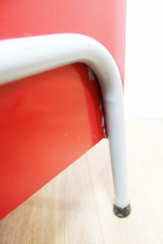 Rozig rood retro nachtkastje. Houten vintage kastje op metalen poten