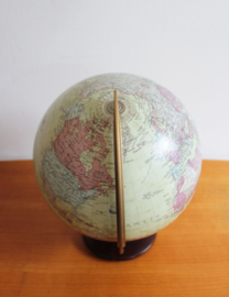 Vintage wereldbol met verlichting. Columbus Renaissance globe