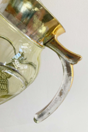 Glazen vintage karaf met ananassen. Antieke schenkkan / waterkan van geel glas