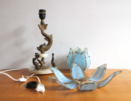 Prachtige vintage lamp met vissen en lotus bloem. Antieke tafellamp - bloem