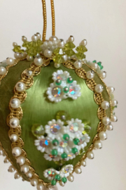 Groene vintage kerstbal met kraaltjes. Retro kerstversiering.