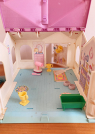 Vintage My Little Pony Show Stable uit de jaren 80 . Retro speelgoed huis met pony's en paardjes