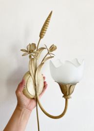 Romantische vintage wandlamp met bloemen. Hollywood regency stijl lamp.