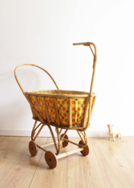 Rieten vintage poppenwagen. Retro rotan wandelwagen