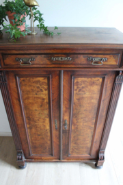Antieke houten meidenkast. Vintage kast met brede lade en sierlijk beslag.